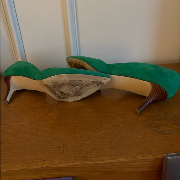 JustFab Green Heels Elegant Suede Pumps - Picture 4 of 4